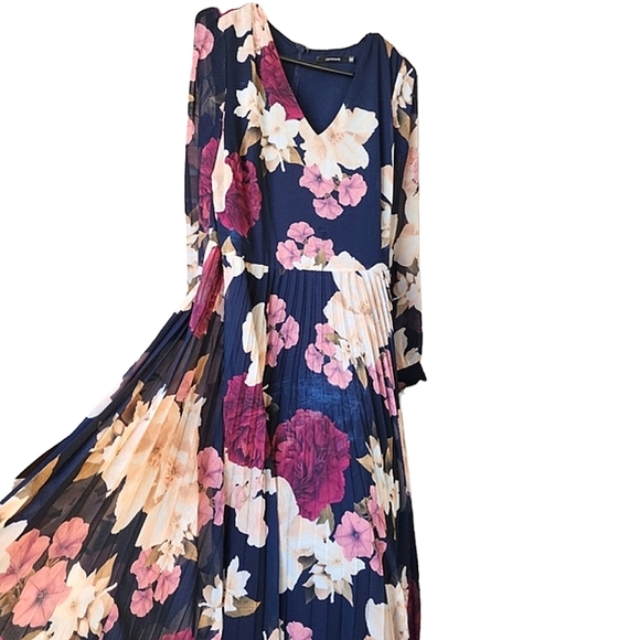 Portmans Dresses & Skirts - Portmans dress long sleeve size 12 floral pleated